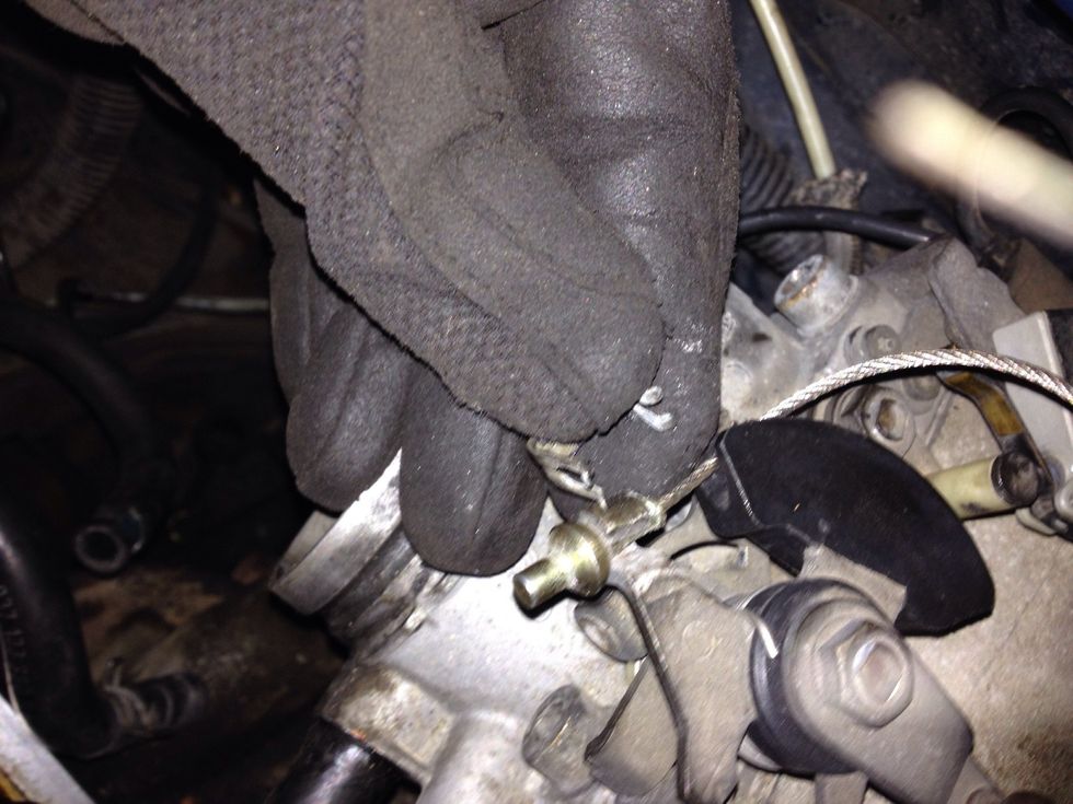 Pry off the securing clip from the end of the throttle cable.