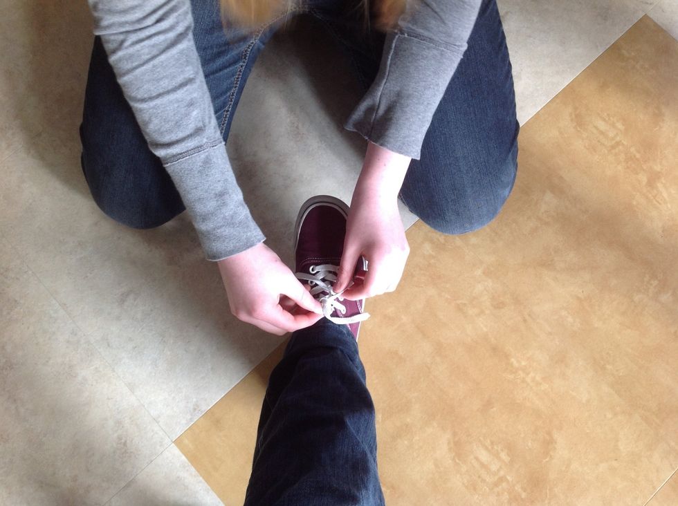 Pull both loops tight.