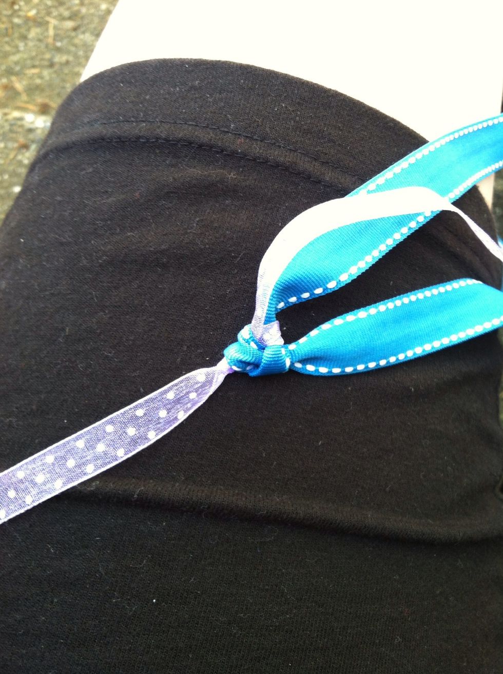 Pull it tight. It looks terrible with ribbon, for obvious reason, but if you knot with rope or cord it will look really good.