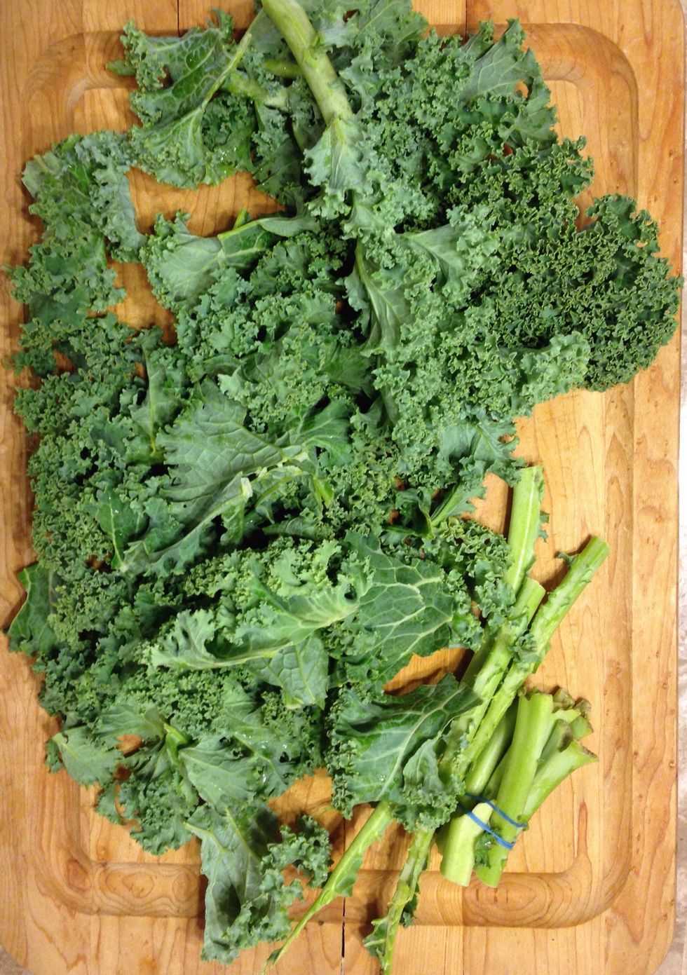Pull or cut the leaves from the stems. Break the leaves up into some smaller pieces.