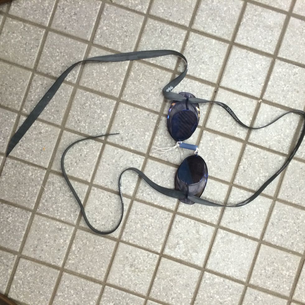 Pull the ends so that they are even on both sides of the goggles so that you can adjust the size easier.