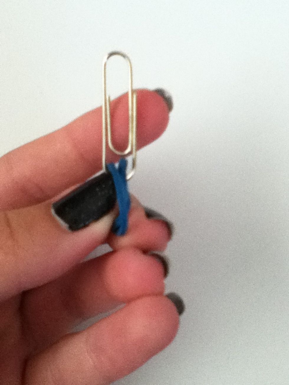 Pull the ends together like this.