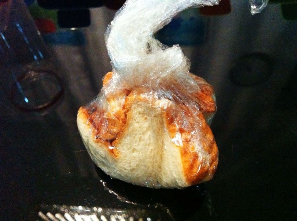 Pull the four corners of the shrink wrap and form it into a bun. After that, just take it out of the shrink wrap and fit it into the mold. Leave it for a few minutes.
