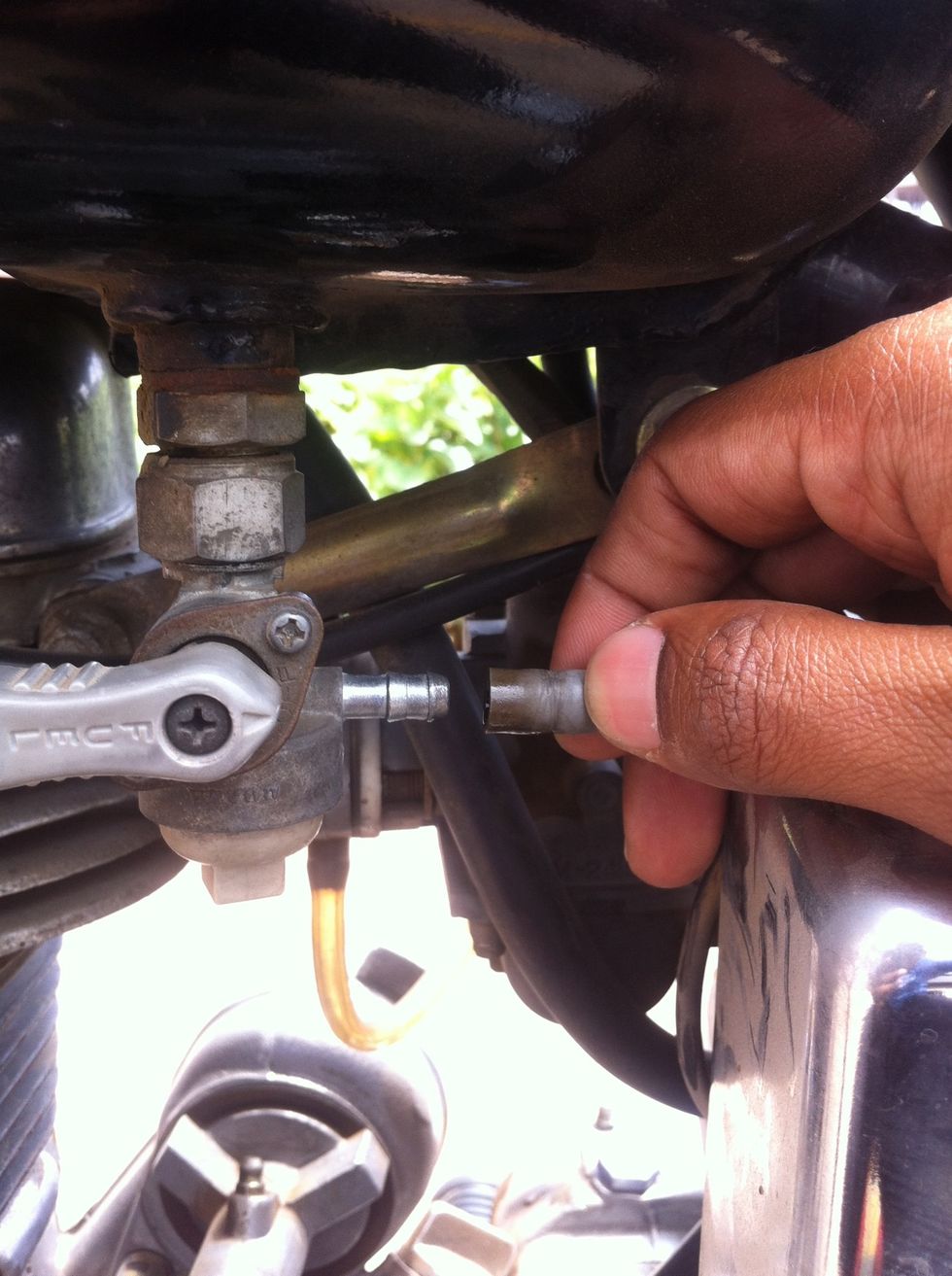 Pull the fuel pipe out.