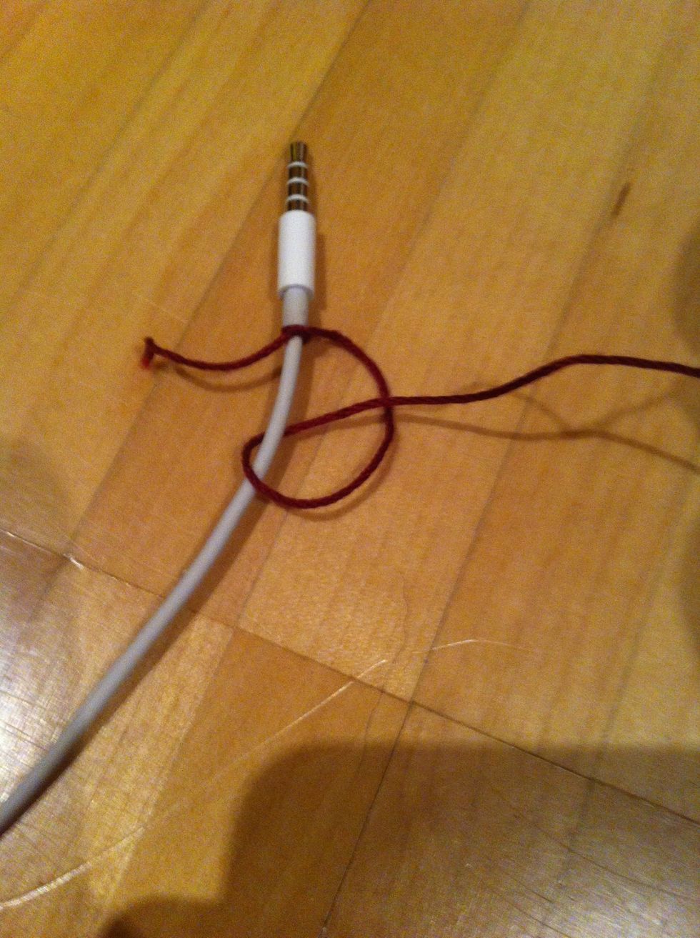 Pull the thread through the loop under the cable