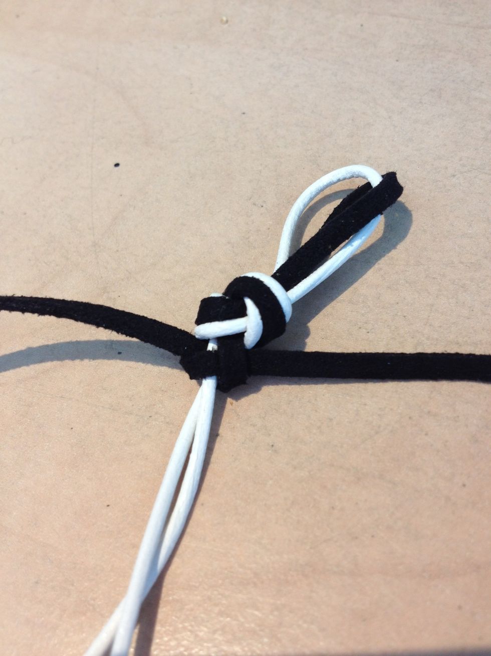 Pull thightly. Your knot wil be looking like this.