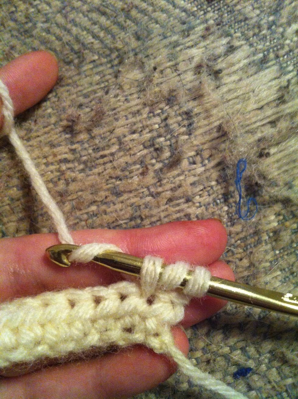 pull trough the top loops and yarn around again.