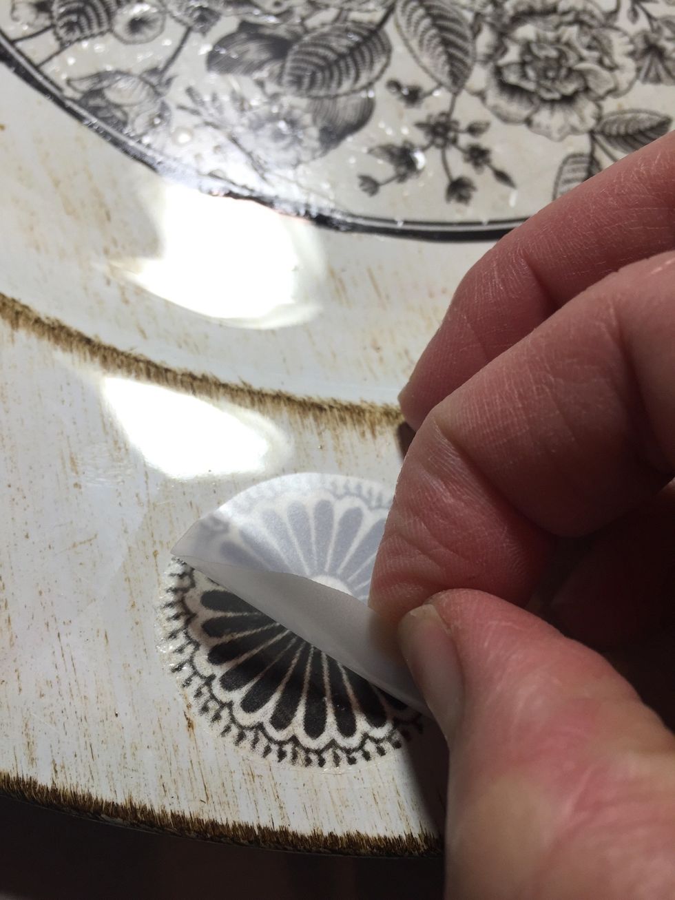 pull up the matte liner to reveal your rub on.