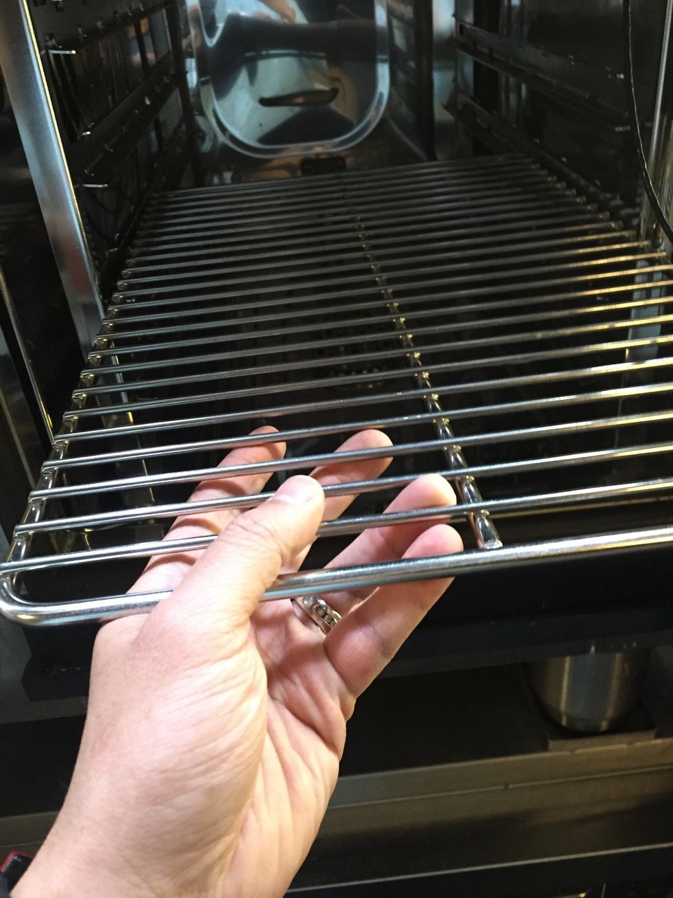 Pulls the bottom shelf out to make it easy to insert the smoke box.