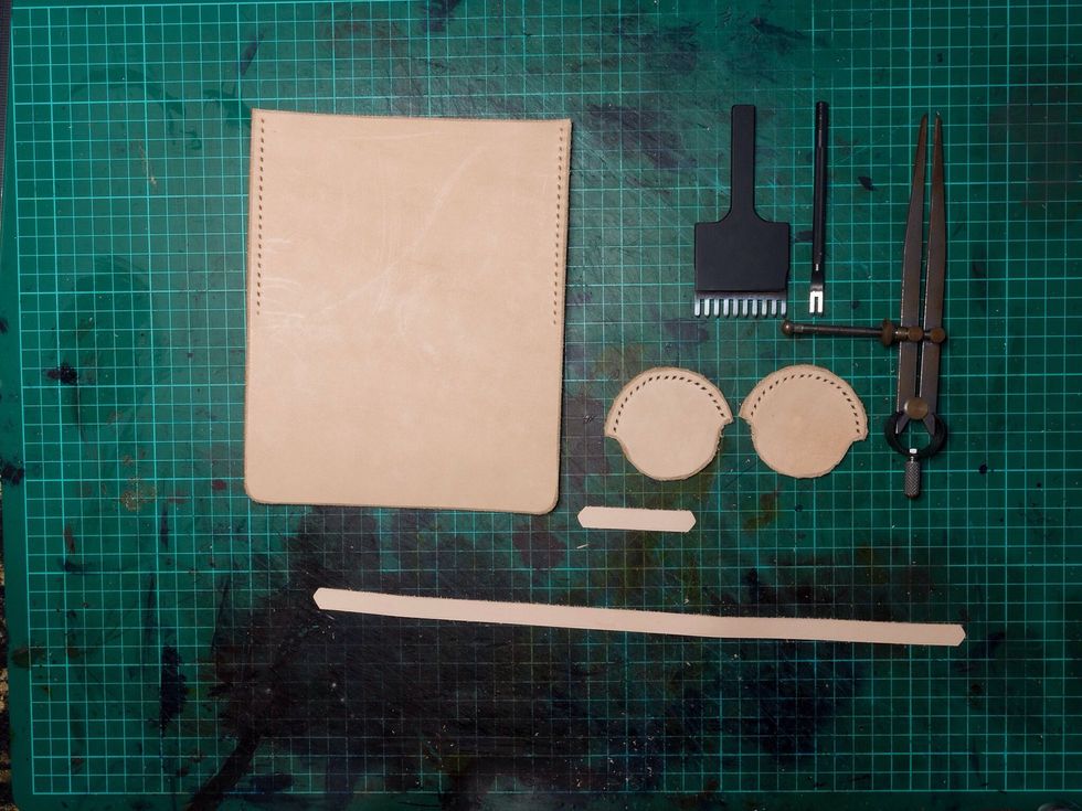 Punch stitching holes: The main piece of leather has 21 stitching holes punched with a 2.5mm punch. The round inside pieces have 20 stitching holes punched with a 2mm punch.