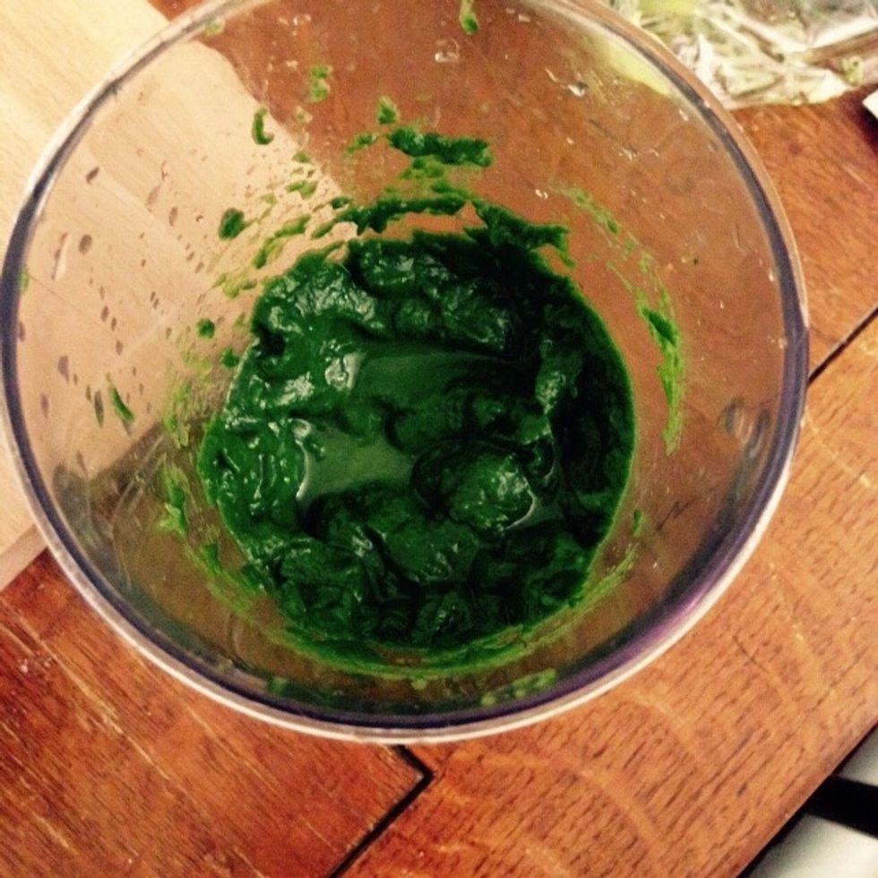 Puree the spinach into a cream, set aside for later