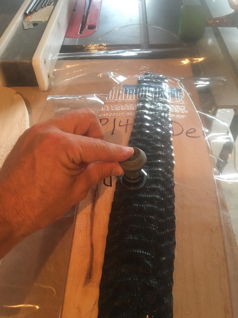 Push centre of valve to release vacuum.