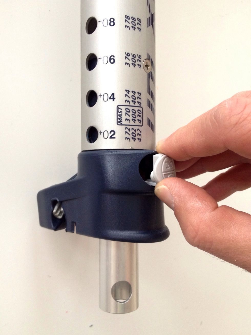 Push the blind-button into the cup until it snaps in
