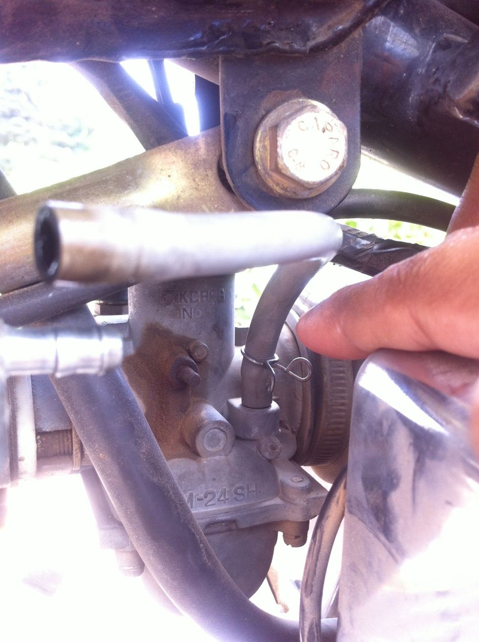Push the clip towards the back of the fuel pipe so you don't loose it.