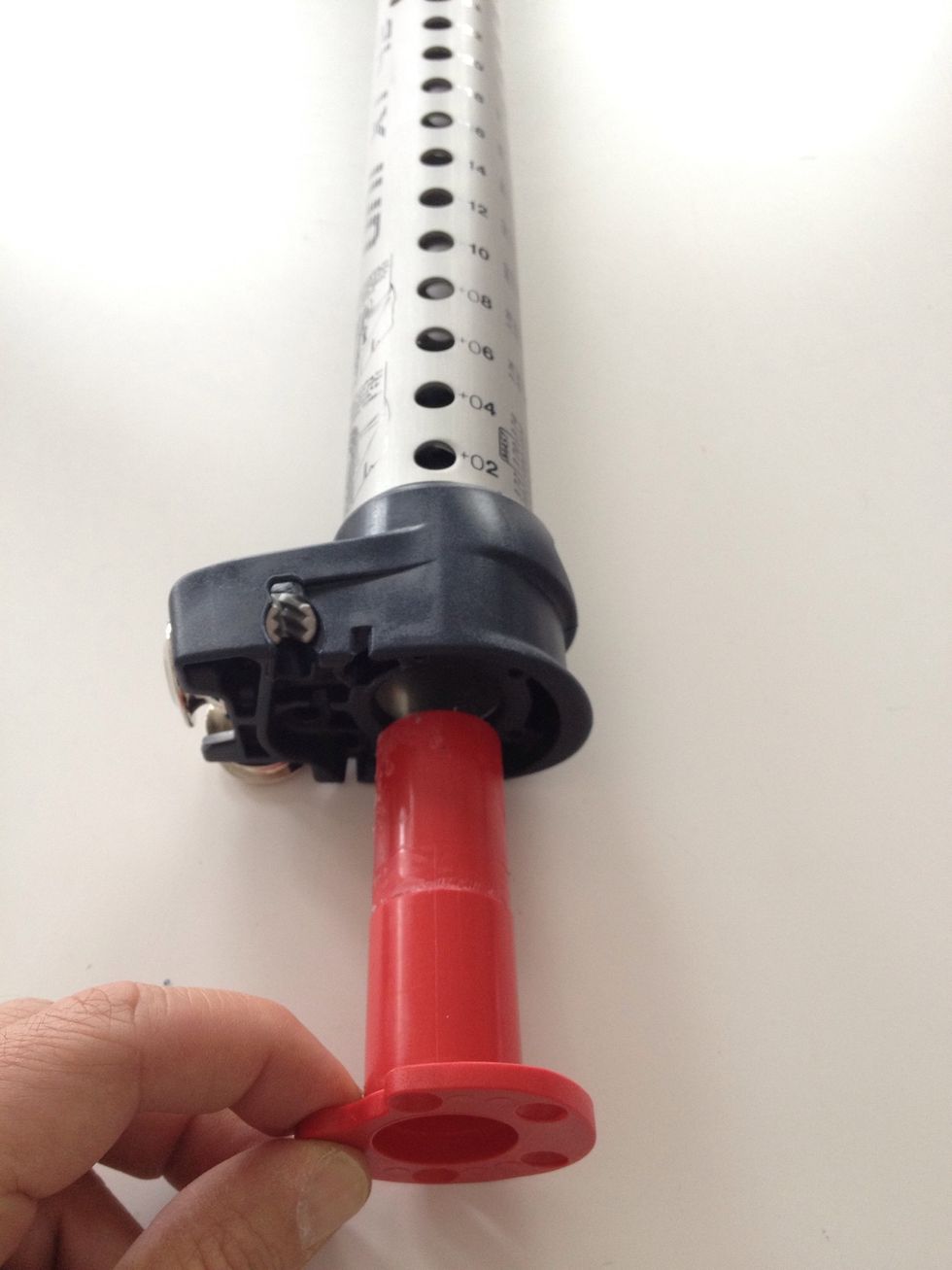 Push the red Shox cup-insert into the cup - Attention: please check for correct alignment
