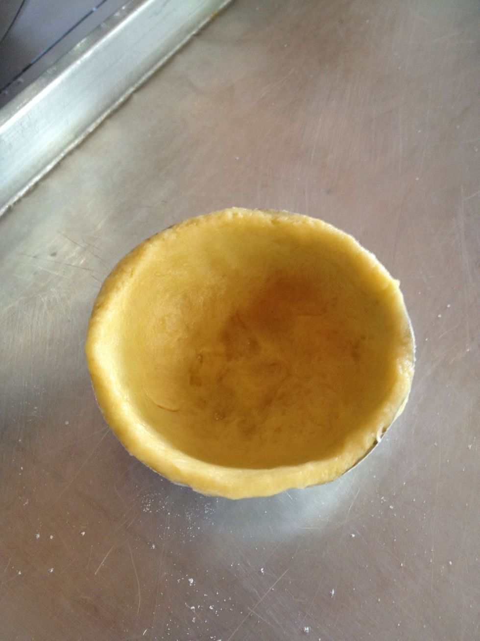 Push the tart crust in. Make sure it's quite thin on the inside and quite thick on the edge.