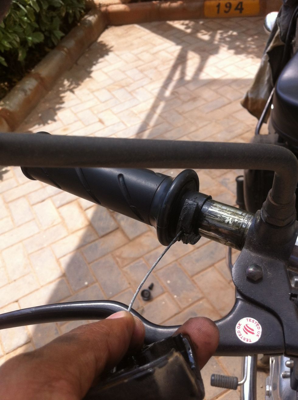 Push the throttle handle to the maximum depth on the handlebar.