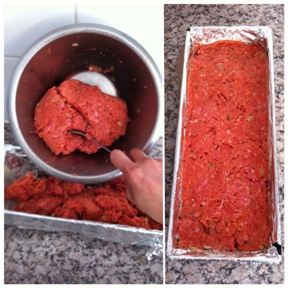 Put 1/2 of the mixed minced meat in the baking tin and use a spoon to press it well. Then repeat this for the remaining 1/2 of the minced meat.