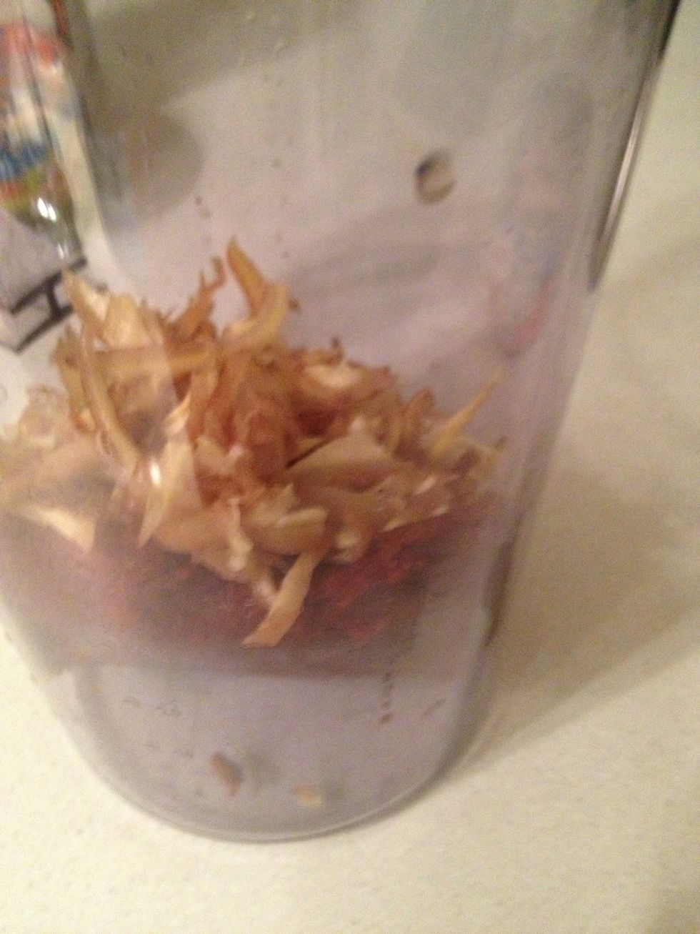 Put 1/2 the curry paste and finger root in a blender. In my case a container.