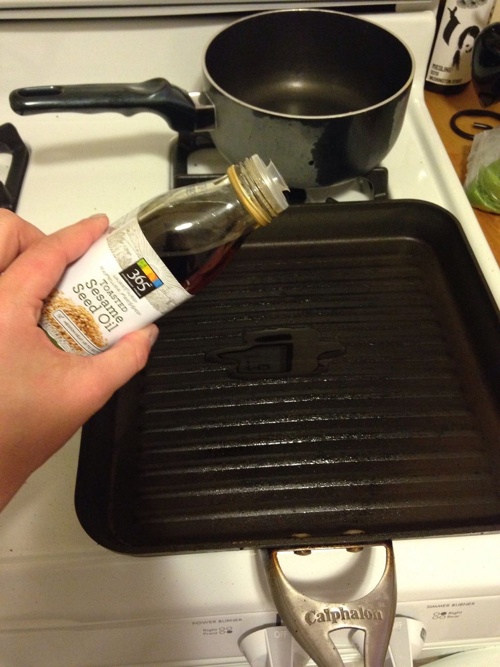 Put 1 tbsp of sesame oil in a pan and turn the oven heat on high.