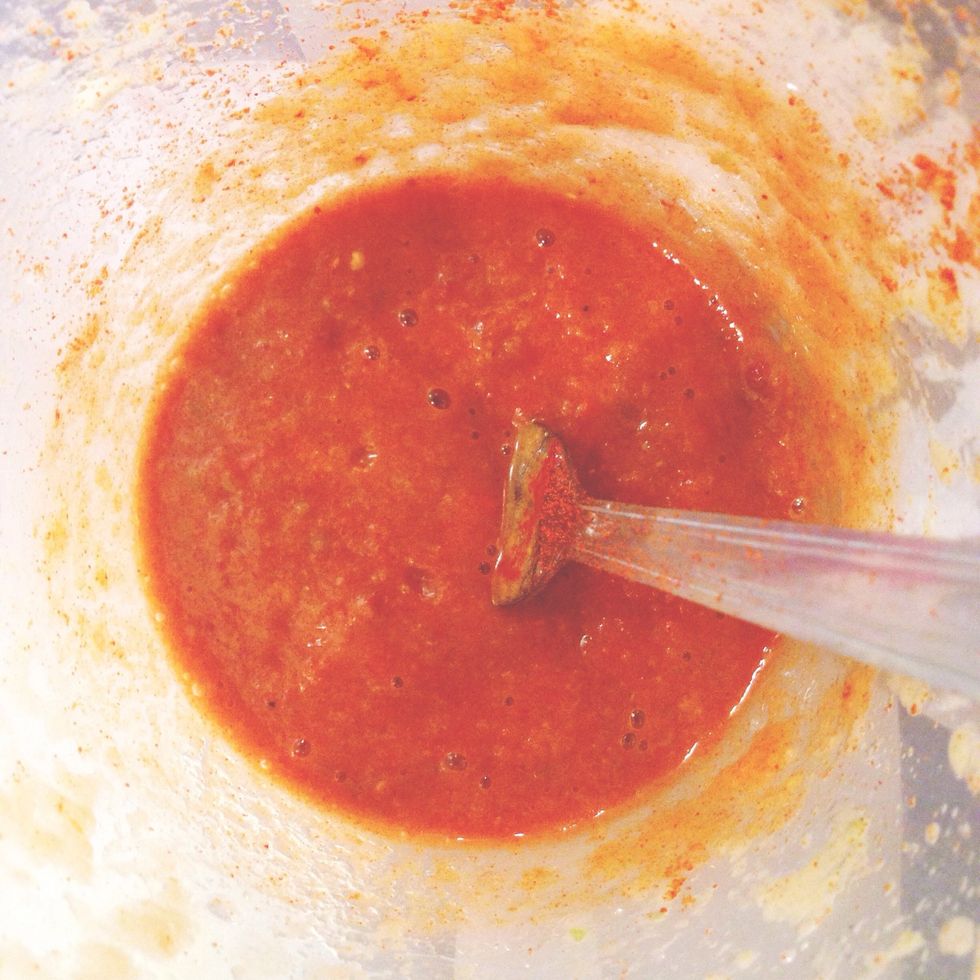 Put 1 tomato, green paprika, onion, smoked paprika powder, Herbamare in a bowl or measuring jug. Mix with a hand mixer until even.