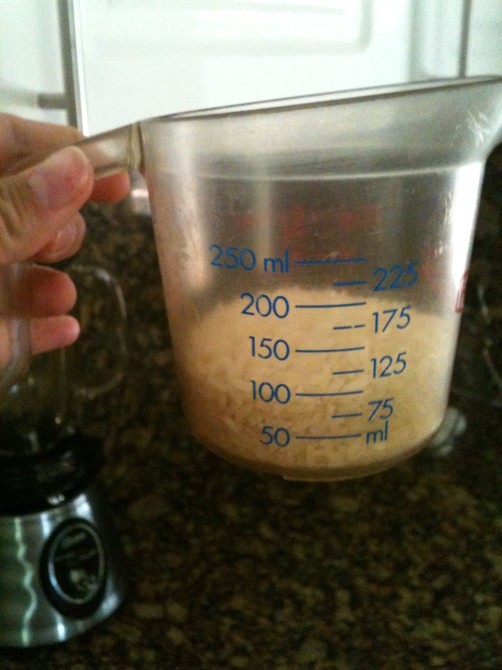 Put 100ml of rice.