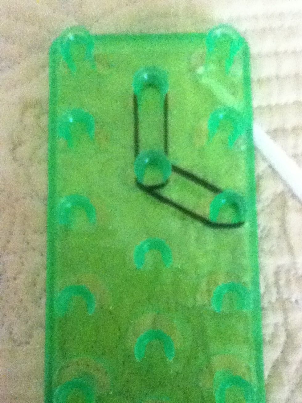 Put 2 rubber bands on the right side (repeat this on the other side)