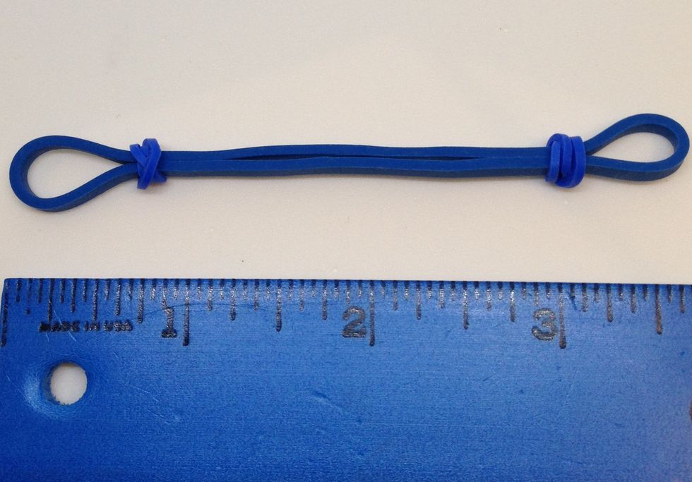 Put 2 small bands on each large rubber band before you join them. You need about 10 large bands (and 20 small ones). This will vary with your height and personal preference.