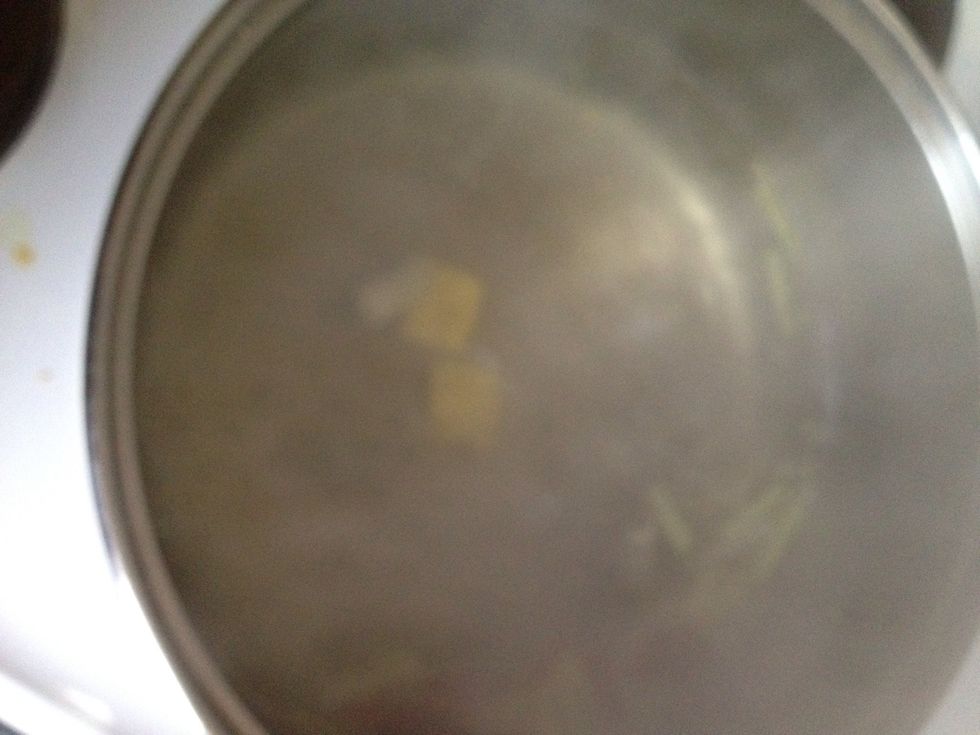 Put 2,5 litres of water, two chicken stock cubes and the ingredients you just chopped in a large pot.