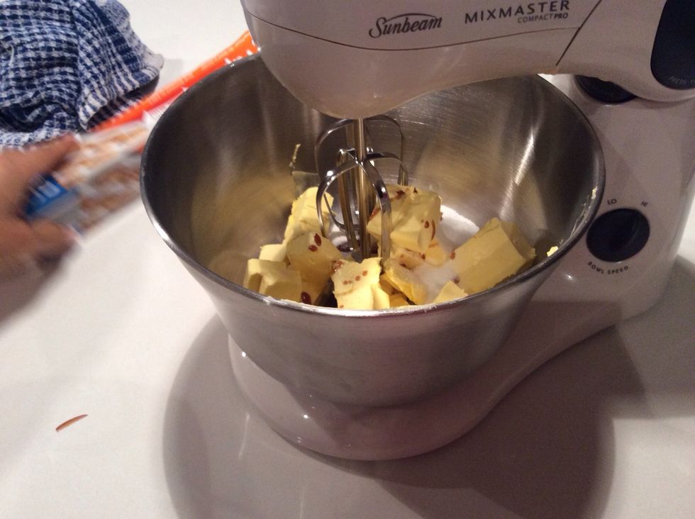 Put 250gm of butter, half a cup of stevia and a teaspoon of vanilla extract in a bowl and mix it with an electric mixer.