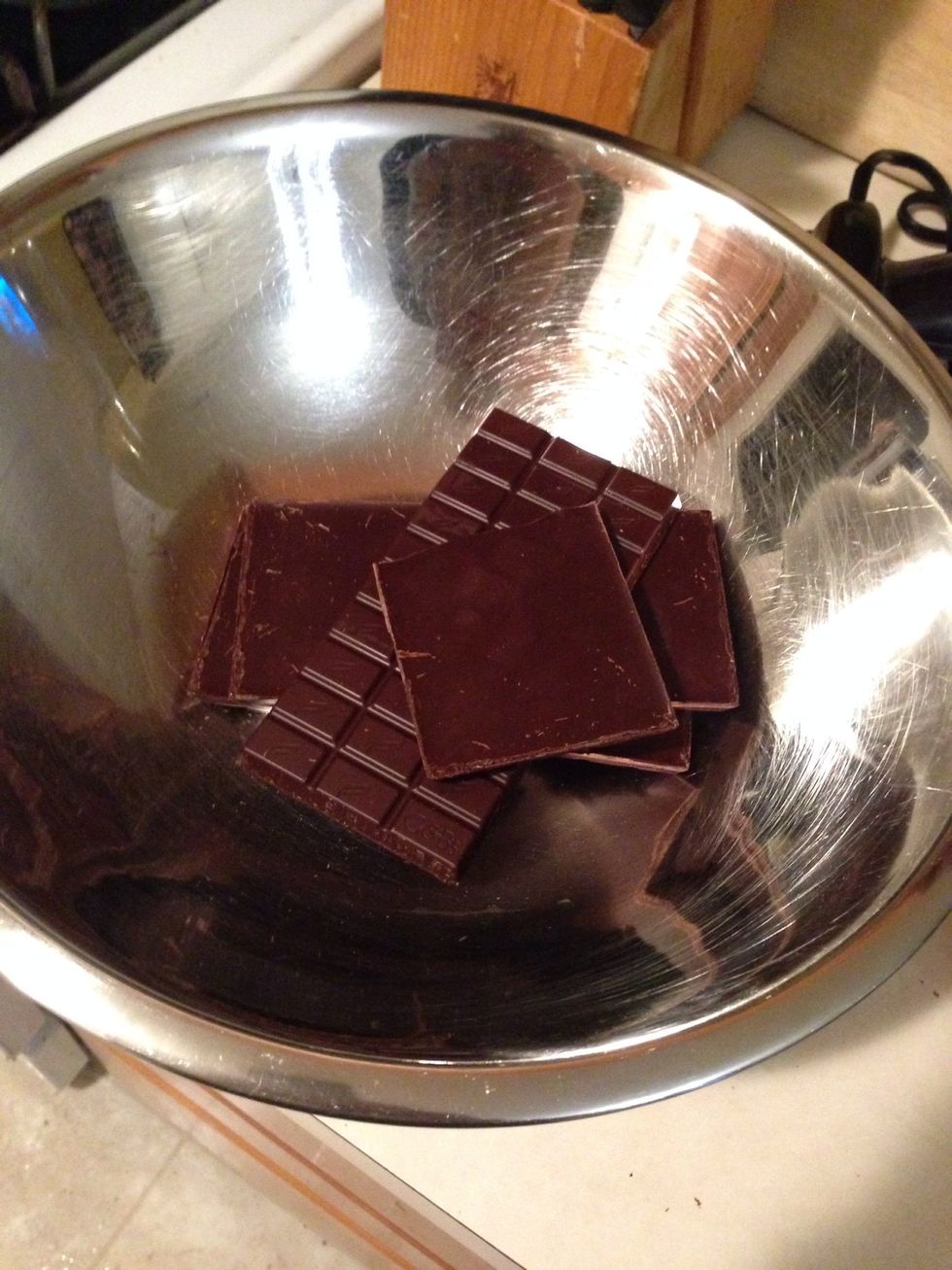 Put 350g of dark chocolate (70% cocoa) in a bowl. Heat some heavy cream to a boil and pour on top. Mix until the chocolate is melted.