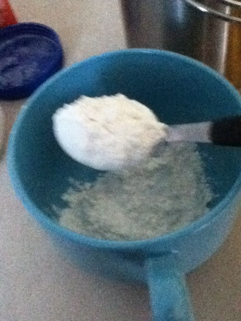 Put 4 tbsp of flour into the mug