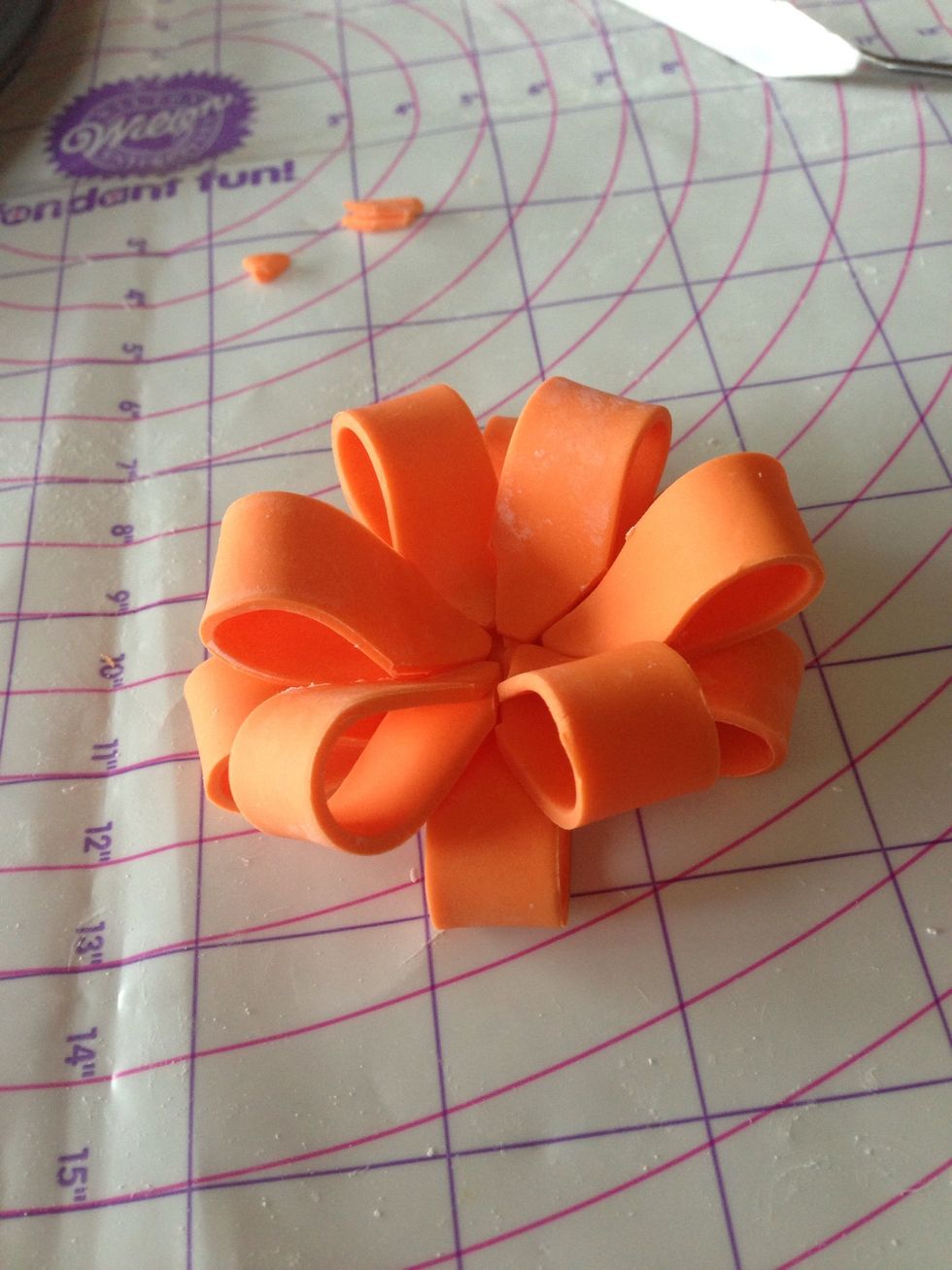 How to make fondant bow - B+C Guides