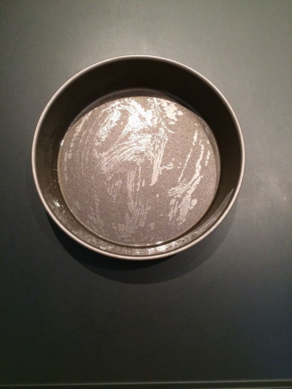 Put a bit of olive oil and put the recipient in a preheated oven 230C.. Once the tray is very hot put the batter like you would do when making crepes