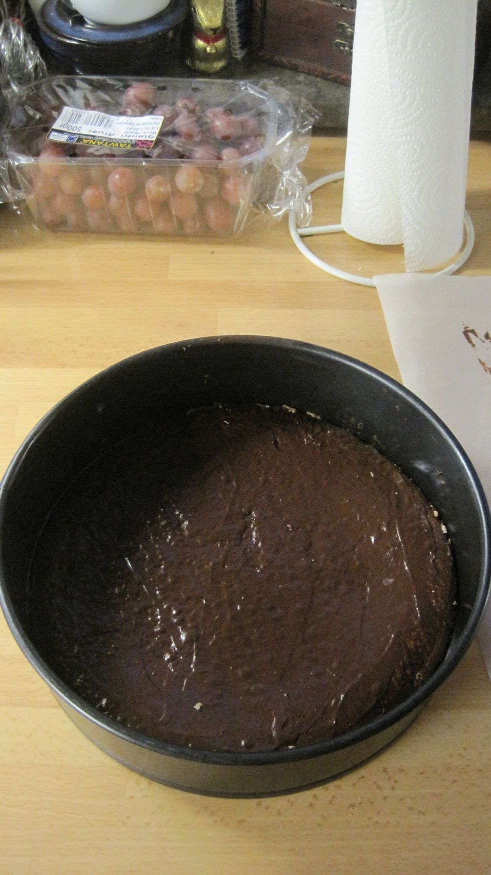 Put a cake bottom in a springform tin, chocolate-side up. Spreading a thin layer of butter on the inside of the tin will prevent the cake from sticking to it.