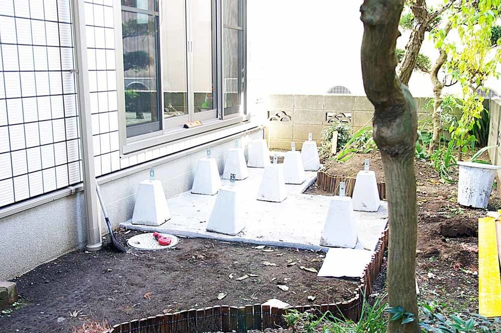 Put a footing of floor post on gravel.