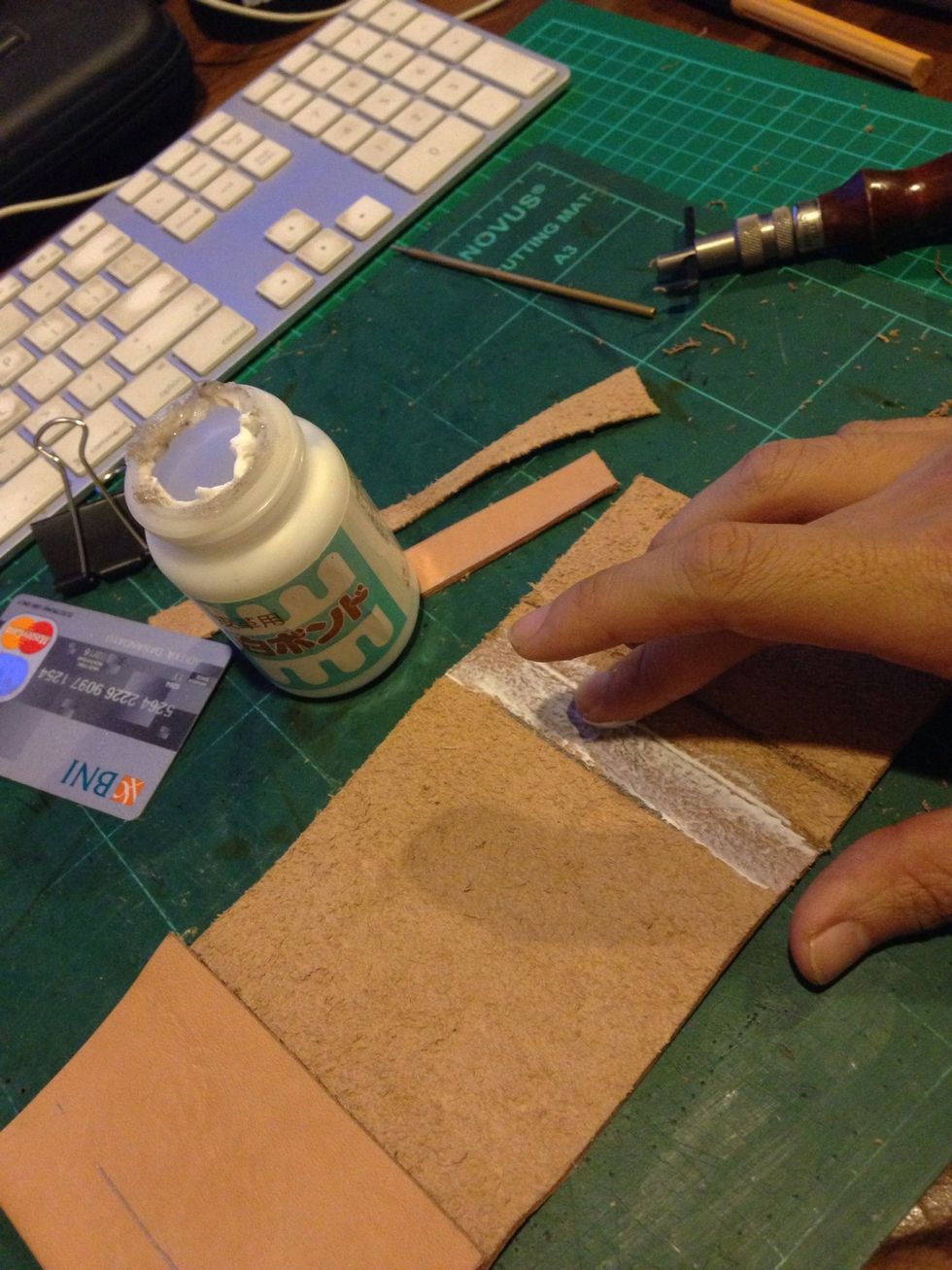 Put a glue between the guideline and the folding point