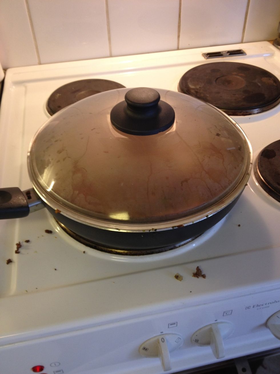 Put a lid on the pan and let it Cook at a low heat for at least 30 min! The longer it cooks, the tastier it gets! Stir occasionly and fill up water if it loses too much during boilng.