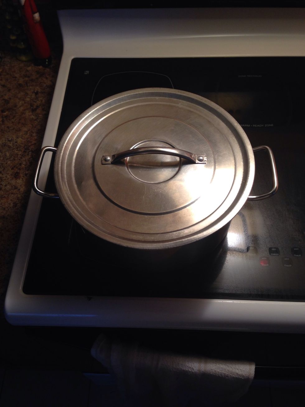 Put a lid on the pot and prepare the green pepper.