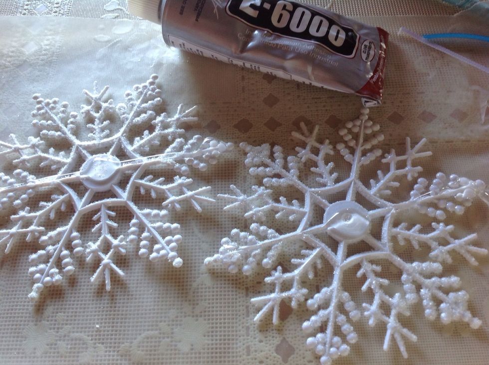 Put a line of E600 down the middle of both snowflakes, from one end to the opposite.