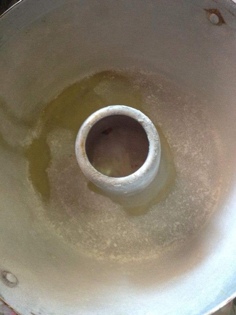 Put a little oil and then spray the flour over it as in the picture