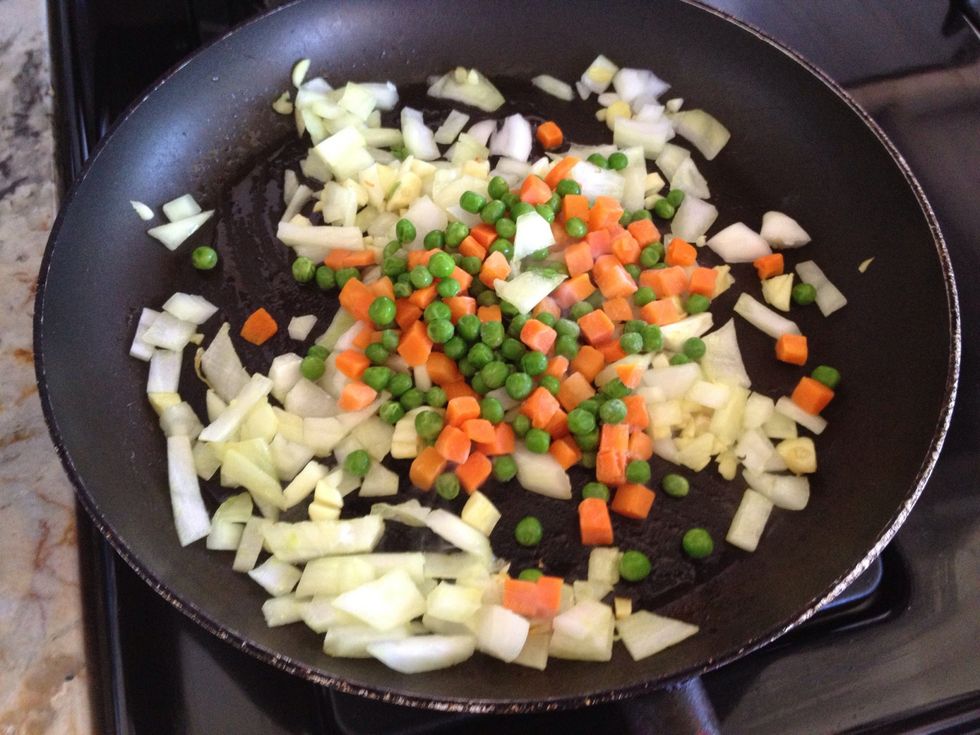Put a little oil to fried garlic onions, bean and carrot