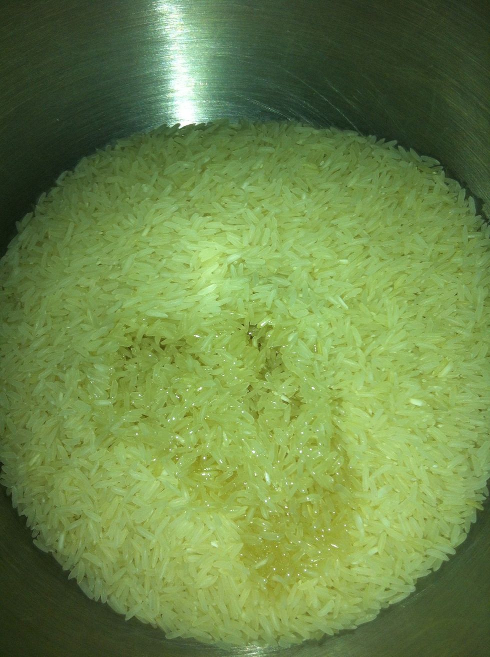 Put a little vegetable oil in the rice and stir it up