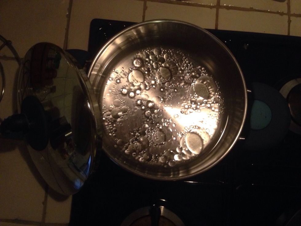 Put a pan of salted water to boil with a drop of sunflower oil