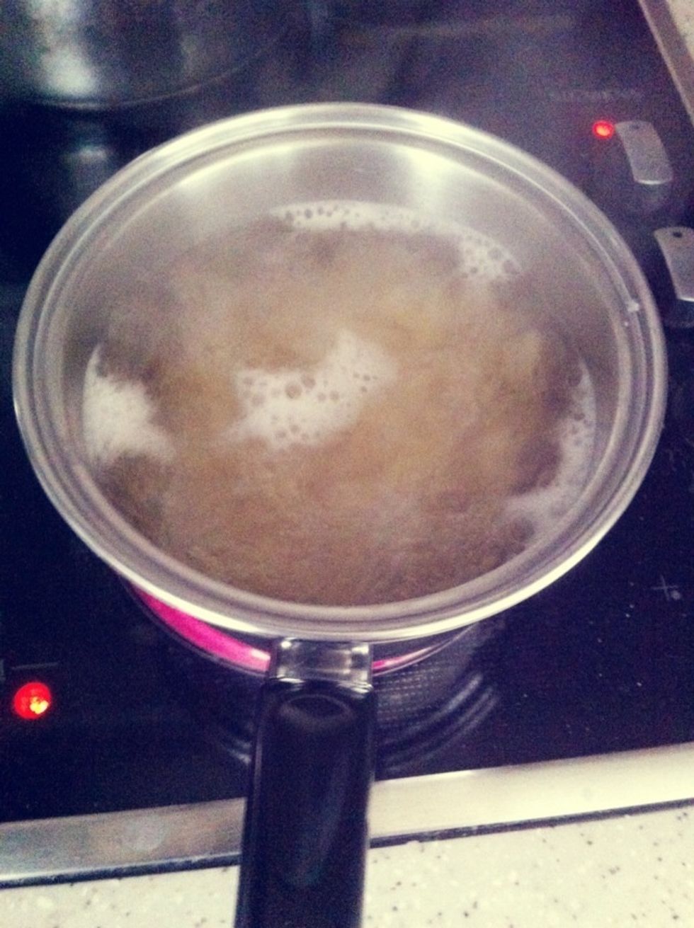Put a pot of water to boil with a pinch of salt & olive oil. Add in pasta & boil for 8mins till soft. Drain away the water & set aside.