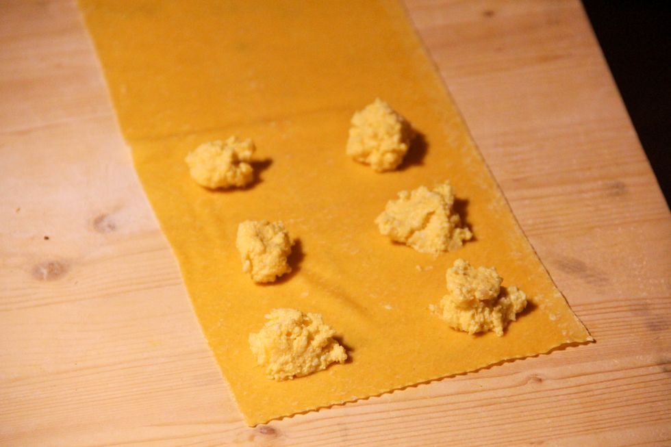 put a spoon of the filling on the pasta sheet two finger apart