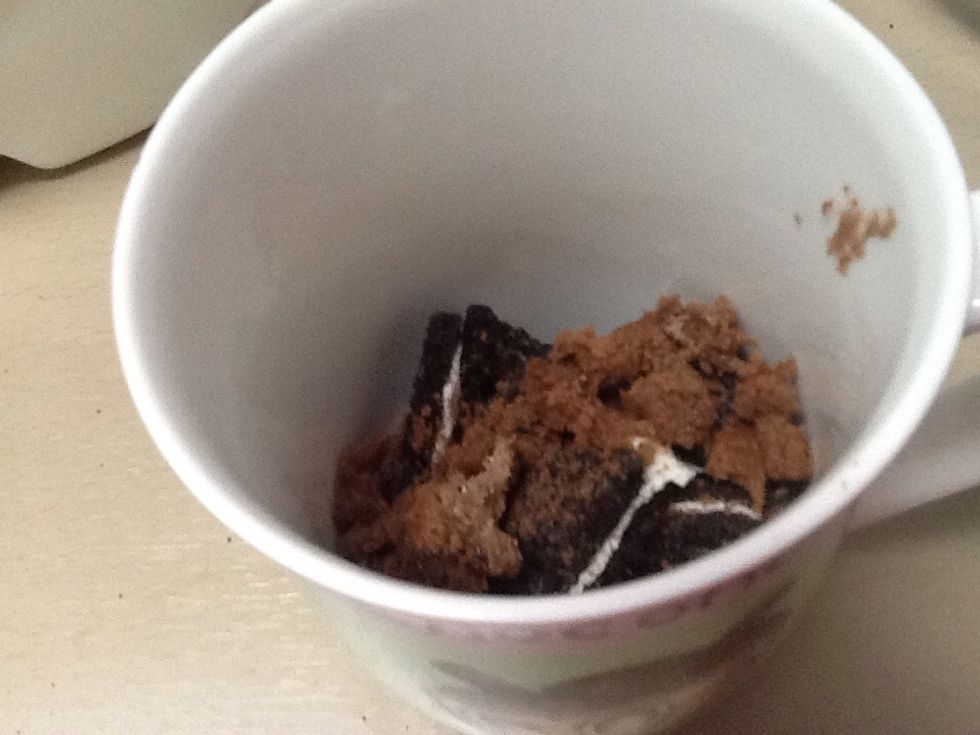 Put a whole pack of Oreos in a cup and some pieces of chocolate cake !!