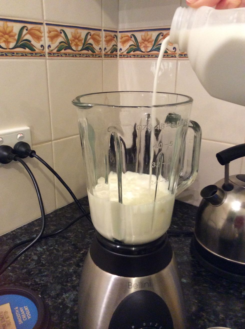 Put about 600ml of milk in the blender \ud83d\udc4d