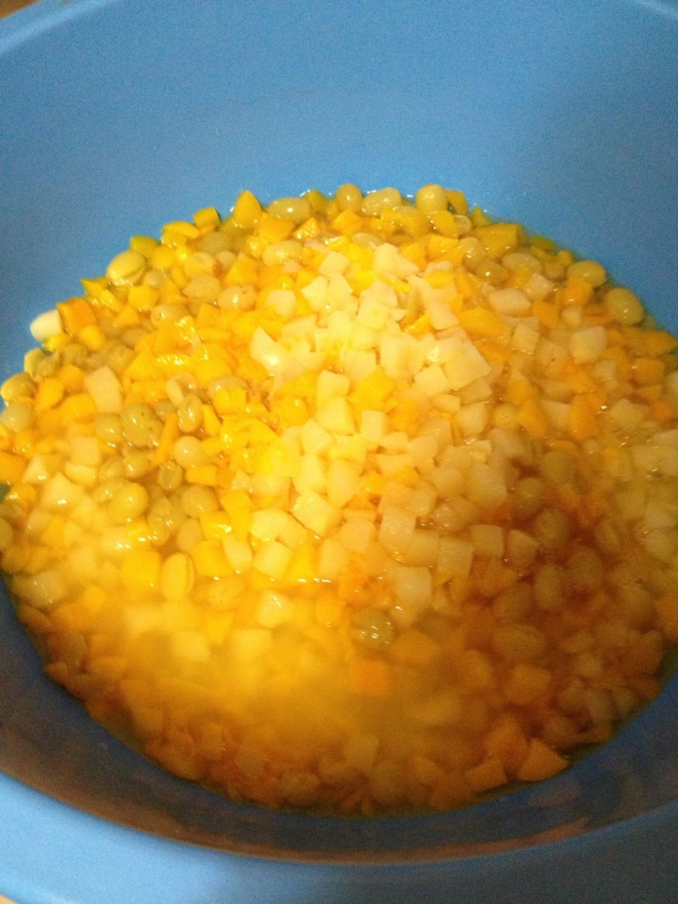 Put about 7 fruit cans together into a big bowl.