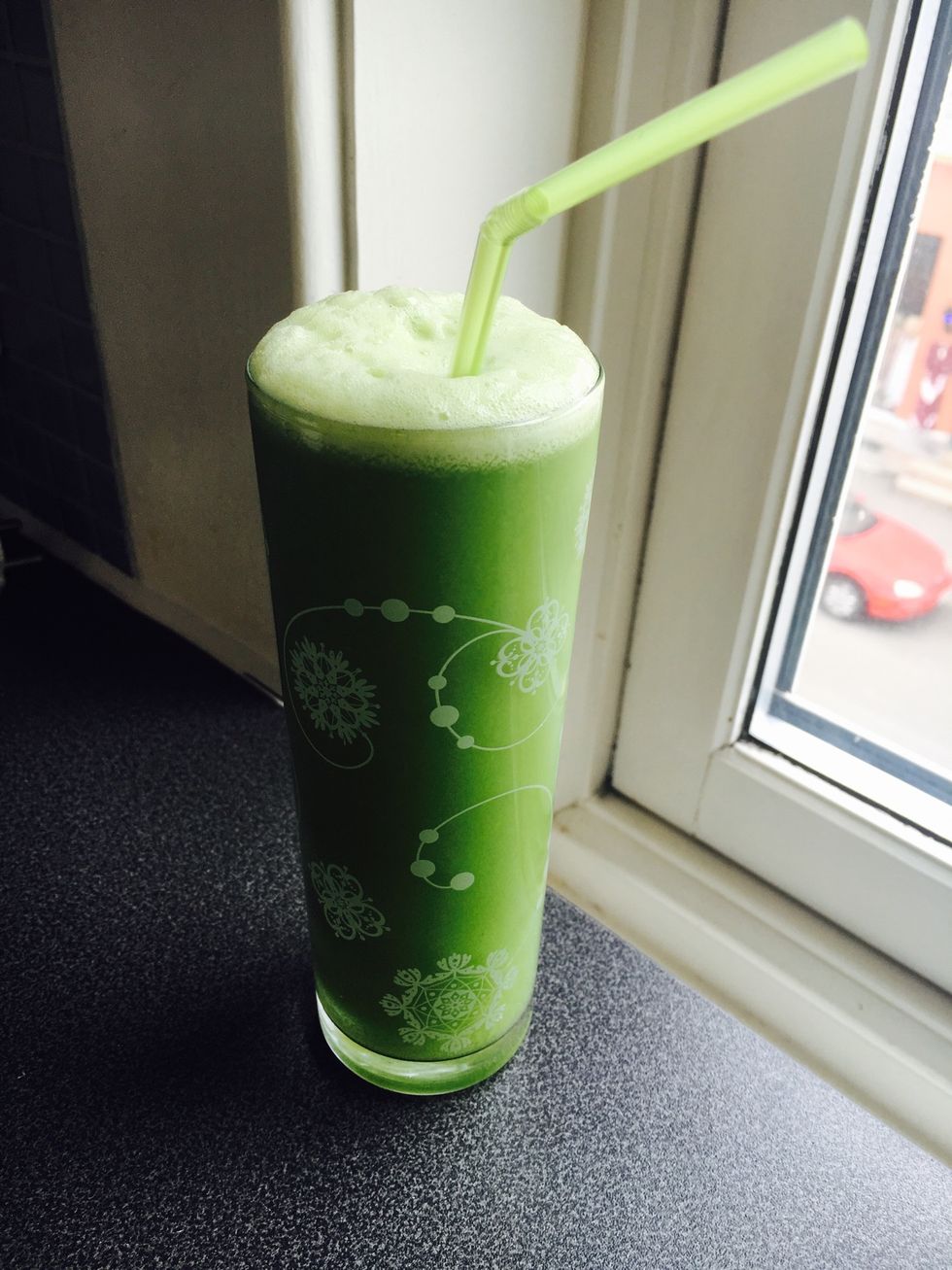 Put all engredients in the juicer. Enjoy \ud83d\udc9a\ud83d\ude0b